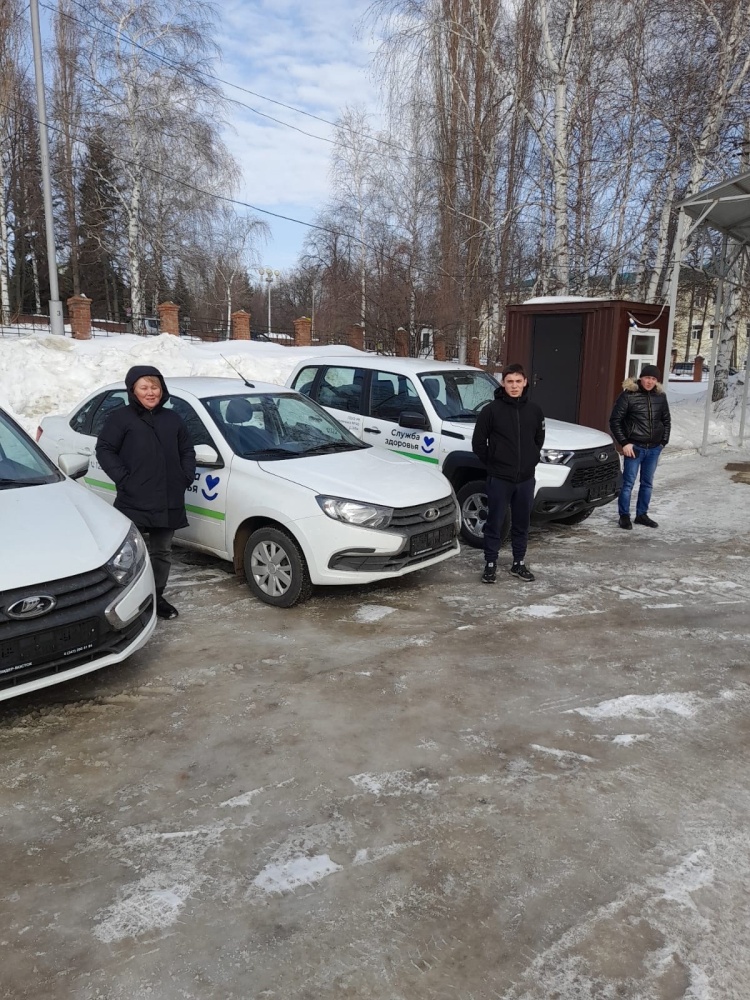 Поликлиника No 46 получила ключи от трех новых машин, брендированных знаком «Служба здоровья»